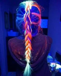 Atrévete a un look unico. Se tu misma y autentica. Neon Hairstyles, Blackout Party, Dark Hair Dye, Cheveux Oranges, Fest Outfits, Colorful Hair, Rainbow Hair, Grunge Hair