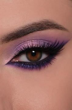 Cool Eye Makeup Ideas, Make Up Purple Eyeshadow, Eyeshadow Looks Color, Brown Eyes Purple Eyeshadow, Make Up Purple Eyes, Dark Purple Eyeshadow Looks, Purple And Black Eyeshadow, Lilac Eyeshadow Looks