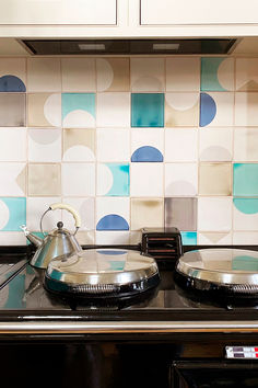 A kitchen in a converted village school with a backsplash of tiles by Smink Studio Ceiling Kitchen Design, Vaulted Ceiling Kitchen, Village School, School Kitchen, Ceiling Kitchen, Intimate Space