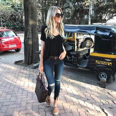 Classic outfit - black tee, skinny jeans, tan leather espadrilles, and Louis Vuitton Neverfull tote bag Espadrilles Outfit, Vuitton Outfit, Louis Vuitton Outfit, Social Media Break, Classic Outfit, Weekend Wear