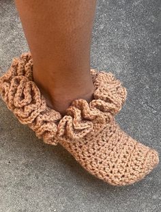 Crochet Footies with Ruffles Crochet Loom, Crochet Outfits, Hand Knit Blanket, Crochet Clothing And Accessories, Crochet Socks, Fun Crochet, Crochet Clothing, Fun Crochet Projects, Casual Socks