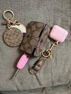 Car Keychain Ideas, Preppy Car Accessories, Preppy Car, Girly Car Accessories, Cool Car Accessories, Purse Essentials, Girly Car