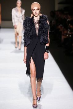 Tom Ford Fashion, Catwalk Models, Boss Life, Edgy Chic, Soft Clothes, Sewing Diy, 2019 Fashion, Harper's Bazaar, Fashion Runway