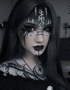 Dark Druid Makeup, Dark Sorceress Makeup, Dark Forest Witch Makeup, Makeup With Feathers, Dark Elf Cosplay Makeup, Witches Makeup Ideas, Tiefling Makeup, Dark Fairy Make Up, Demon Face Paint