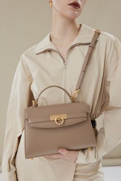 Hand Bags Designer, Parisa Wang, Handbag Business, Elegant Purse, Classy Purses, Spring Purses, Modern Handbag, Hand Bags For Women, Trendy Purses