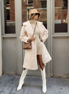 Art Museum Winter Outfit, Feminine Snow Outfits, Winter Brunch Looks, Beige Boujee Aesthetic, Breakfast Date Outfit Winter, Nude Winter Outfit, Cream Monochrome Outfit, New York Fashion Winter, Nyc Style Outfits