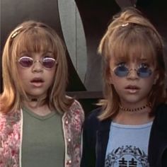 THE OLSEN TWINS have been setting sunglasses trends for 30 years! Which style do you think is best? #awinkandasmile #eyeanddentalcare Boyfriend Jeans Kombinieren, Look 80s, Bolesti Chrbta, Mary Kate Ashley, 90’s Aesthetic, Oversize Pullover, Olsen Twins, 80s Aesthetic, Mary Kate Olsen