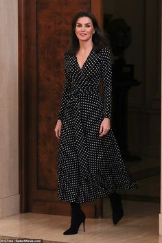 Looks Kate Middleton, Elegant Fashion Outfits, Look Legging, Polka Dot Maxi Dresses, Royal Dresses, Trendy Summer Outfits, Queen Letizia, Looks Chic, Royal Fashion