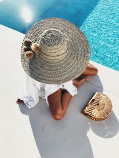 Beach Fashion Editorial, Cute Beach Pictures, Pool Poses, Large Hat, San Tropez, Quick Natural Hair Styles, Beach Lounge, Beach Photography Poses, Beach Portraits