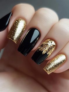 Elegant Christmas Nails Classy Sparkle, Black Christmas Nails Winter, Nail Colors For Christmas, New Yrs Nails, Christmas Nails Colors, Christmas New Year Nails, Christmas Nail Color, Black And Gold Nail Designs