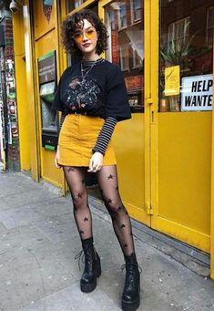 Grunge Winter Outfits, Mode Edgy, Grunge Fashion Outfits, Moda Grunge, Look Grunge, Mode Boho, Yellow Skirt, Grunge Look, Fashion Aesthetics