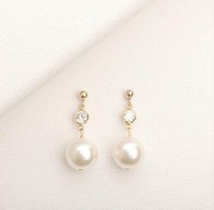 Please allow 1-3 weeks for production and delivery in not in stock. Description: Swarovski Pearl with a bezel-set crystal! Details: Stone: Swarovski Pearl and crystal; Pearl measures 10mm Metal: Rose/Yellow Gold Fill; Sterling silver Bridesmaid Glam, Bridal 2023, Silver Earrings Wedding, Wedding Jewelery, Pearl Jewelry Wedding, Beaded Jewelry Designs, Bride Accessories, Jewelry Lookbook, Rose Yellow