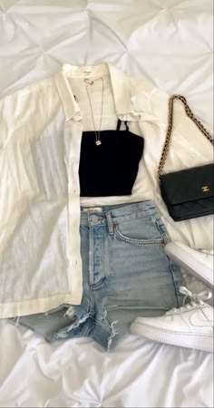 Searching for the cutest back-to-school outfits to upgrade your wardrobe? The following first day of school outfit ideas are perfect for making a great first impression. Fashion inspo #style #ootd #fall #school Celana Jins Wanita, Outfits Primavera, Modele Fitness, Europe Outfits, Trendy Summer Outfits, Brunch Outfit