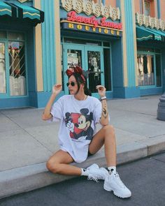 15 Disneyland Outfit Ideas for Moms: Stylish and Comfortable Tips Disney Birthday Outfit, Disneyworld Outfit Women, Trendy Disney Outfits, Disney World Aesthetic Outfits, Cute Disney Fits, Epcot Outfit Ideas, Disneyland Fits, Disneyland Outfit Ideas, Disneyworld Outfits