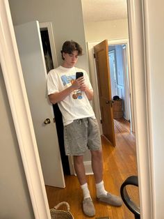 Jean Shorts Birkenstocks Outfit, Grey Clogs Outfit, Jean Shorts Men Outfit, Grey Shorts Outfit Men, Shorts Men Outfits, Birkenstock Outfit Men, Calm Outfits, Grey Shorts Outfit, Shorts Outfit Men