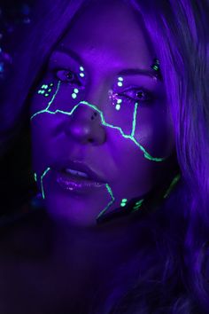 Cyberpunk Inspired Makeup, Uv Light Makeup, Cyberpunk Eye Makeup, Radioactive Makeup, Cyberpunk Makeup Ideas, Glitch Makeup, Glowing Veins, Android Makeup, Glow Face Paint