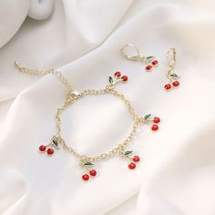 Korean Accessories Jewelry, Homemade Jewelry Ideas, Korean Bracelet, Cherry Bracelet, قلادات متدلية, Preppy Jewelry, Fancy Jewellery Designs