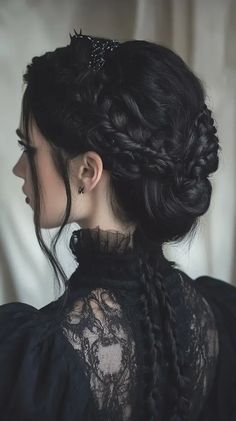 Black Hair Medieval Aesthetic, Gothic Bridal Hair, Vampire Witch Aesthetic, Goth Prom Hairstyles, Dark Wedding Hair, Gothic Wedding Hairstyles, Black Hair Vampire, Hair Styles For Party Night, Halloween Dark Aesthetic