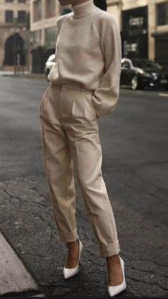 #aesthetics #style #vibe #fall #autumn #outfit Minimal Stil, Minimalist Moda, Highlights Lowlights, Beige Outfit, Scandinavian Fashion, Beige Pants, Graduation Dresses, Sewing Lessons