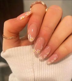 Daisy Nails, Casual Nails, Classy Acrylic Nails, Pretty Acrylic Nails, Floral Nails, Chic Nails