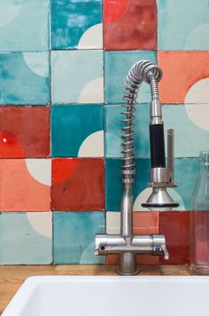 Installations of tiles in red and blue from Smink Studio. Tiled Feature Wall, Circle Tile, Maximalist Interior Design, Circle Tiles, Maximalist Interior, Maximalist Design, Color Depth