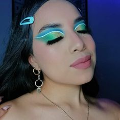 Maquillaje con tonos azules y subtonos verdes.✨ #makeup #ideas #bluemakeup #greenmakeup Color Makeup, Makeup Ideas, Color, Make Up Ideas