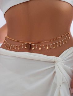 Diese zarte Taillenkette in Gold verleiht Ihrem Sommerlook einen Hauch von Eleganz. Perfekt als Weihnachts- oder Geburtstagsgeschenk, es ist auch ein tolles Accessoire für Strandtage und Festivals. Verschönere deinen Look mit dieser Variante klassischen Körperschmucks - eine vielseitige Ergänzung für deine Kollektion. Body Chain Fashion, Thigh Jewelry, Bar Stage, Fashionable Aesthetic, Nightclub Bar