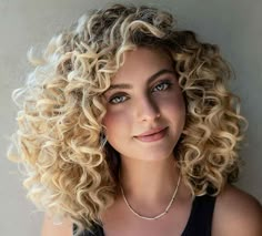 Shoulder Length Curly Hair Cuts, Curls Inspiration, Hair Cuts Styles, Bob Balayage, Really Curly Hair, Shoulder Length Curly Hair, Medium Length Curly Hair, Different Curls, Large Curls