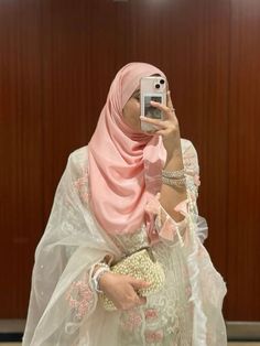 x.KHaDijA cHouHaN Wedding Hijab Styles Pakistani, Eid Photoshoot Ideas, Pink Hijab, Celebrity Children, Pakistani Women Dresses, Girly Dp, Pearl Clutch, Hijab Trends, Desi Fashion Casual