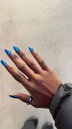 Plongez dans la tendance estivale 2024 avec des ongles inspirés par les nuances de bleu chromé, turquoise, et bleu du Nil. Brillez tout l'été avec ces looks éblouissants! Blue Chrome Nails Coffin, Blue Monochrome Nails, Blue With Chrome Nails, Shiny Blue Nails, Royal Blue Chrome Nails, Blue Nails With Chrome, Blue Holographic Nails, Dark Blue Chrome Nails