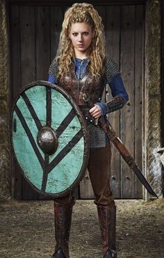 Lagertha "Vikings" série                                                       … Viking Halloween, Viking Shield Maiden, Medieval Warriors, Warrior Men, Norse Warrior