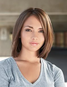 Love this hair color and cut - Click image to find more Hair & Beauty Pinterest pins Brunette Bob, Medium Bob Hairstyles, Bob Hairstyles For Fine Hair, Short Hairstyle, Haircuts For Fine Hair, Medium Hair Cuts, Shoulder Length Hair, Great Hair, Bob Cut