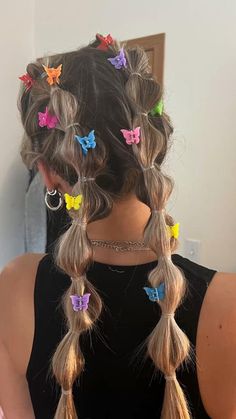 Outfit Ideas For Music Festivals, Coachella Hair 2023, Hairstyle For Music Festival, Cute Pride Hairstyles, Jean Short Festival Outfits, Festival Hair Up Styles, Pride Hairstyles For Long Hair, Edc Rave Hairstyles, Music Fest Hairstyles