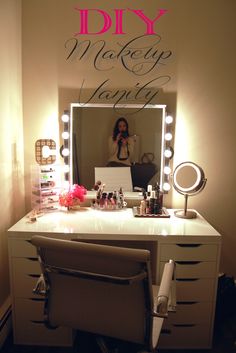 An awesome DIY Makeup Vanity - Perfect for the makeup lover because there's drawers for storage, which keeps the desktop clean! Diy Girls Bedroom, Living Modern, Diy Dresser, Photo Charms, Diy Projects For Teens