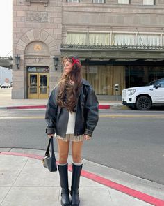 Astor Boots Outfit, Riding Boots Outfit Summer, Autumn Concert Outfit Ideas, Style Moto Boots, Outfits With Moto Boots, How To Style Moto Boots, Clairo Concert Outfits Ideas, Moto Boot Outfit, Fall Boston Outfit