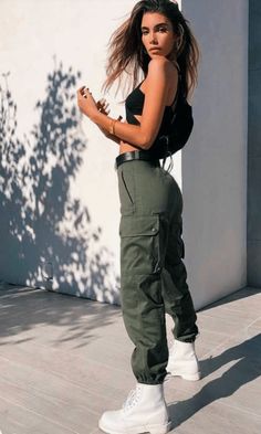 40 Seriously Stylish Cargo Pants Outfit Ideas for Women in 2022 Women Cargo Pants Outfit, Mode Coachella, Cargo Outfit, Women Cargo Pants, Cargo Pants Outfit, Streetwear Mode, Green Cargo Pants