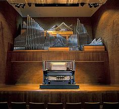 a pipe organ in the middle of a room