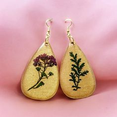 🌻🌿take a stroll into nature with these enchanting vintage-inspired teardrop bohemian earrings, featuring delicate natural dried flowers. Each earring is unique in theor floral design, capturing the elegance of a magical flower garden  🌻🌿Handcrafted with love, these earrings boast high quality gold-filled earwire hardware that gives way to a teardrop-shaped pendant, adding a touch of classic sophistication to your ensemble. The pendants are adorned with beautiful, natural dried flowers, set a Boho Chic Earrings, Chic Earrings, Boho Gifts, Bohemian Earrings, Design Floral, Boho Chic Fashion, Teardrop Earrings, Flower Earrings, Timeless Pieces