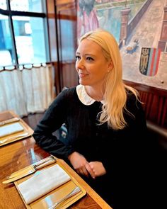 Rebecca Lipkin on Instagram: "𝒲𝒶𝒾𝓉𝒾𝓃𝑔 𝒻𝑜𝓇 𝐿𝓊𝓃𝒸𝒽 🍽️ Keeping it Classic @sondeflor for lunch (at my favourite table) @fischerslondon - the best spot to look out on @marylebonevillage whilst enjoying some hearty Viennese fare! Photography - @ashlipkin Wearing: Classic Dress in Black with White Collar - @sondeflor Pearl Stud Earrings - @dowerandhall #sondeflor #fischerslondon #marylebonevillage #marylebone #sondeflorclassicdress #darkacademiafashion #ootd #londonrestaurants #londondi London Diaries, Dark Academia Fashion, Luxury London, Cottagecore Fashion, Cottage Core Aesthetic, London Restaurants, Dark Academia Aesthetic, London Life