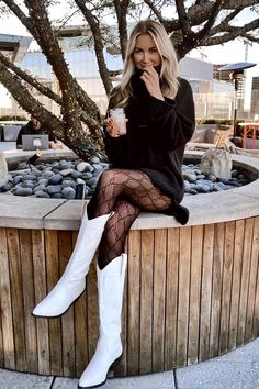 Statement Tights, Classy Brunch, Girl Brunch, White Cowgirl Boots, Cowgirl Boots Outfit, Fall Boots Outfit, Winter Boots Outfits, Bota Country