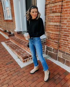 Casual Boots Outfit, Mom Jeans Outfit Winter, Jeans Outfit For Work, Jeans Outfit Winter, Mom Jeans Outfit, Everyday Casual Outfits, Casual Work Wear, Work Wear Outfits, Jeans Outfit Casual