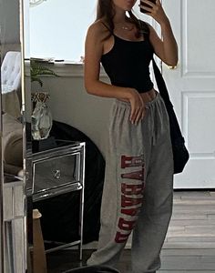 Spaghetti Strap Top Outfit, Outfits Sweatpants, Crop Top And Sweatpants, Cute Sweatpants Outfit, Sweats Outfit, Sweatpants Outfit, Outfit Yoga, Mia 3