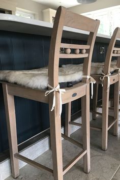 Image of wooden kitchen stools with ivory sheepskin seat cushions Farmhouse Kitchen Stools, Cosy Farmhouse, Chairs Kitchen, Stylish Chairs, Chair Bench