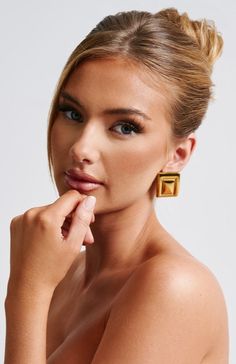 Cool girls need the London earrings, made in gold stainless steel in a large square shape. The perfect accessory to elevate any look. 



Colour: Gold.

Stainless steel.

Stud fastening.

Butterfly backing.

Large square shape.

 Size: ONE SIZE Luxury Gold Plated Clip-on Earrings For Party, Luxury Chic Gold Plated Clip-on Earrings, Luxury Gold Plated Statement Clip-on Earrings, Luxury Brass Statement Clip-on Earrings, Luxury Gold-tone Statement Earrings, Pink Monochrome, Homecoming Dresses Corset, White Dress Spring, Midi Dress Wedding Guest