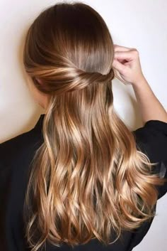 golden brown hair, honey brown hair, 2023 hair trends for women, light caramel hair Light Golden Brown Hair, Golden Brown Hair Color, Golden Brown Hair, Brown Hair Shades, Balayage Blonde, Brown Hair Balayage, Hair Color Highlights