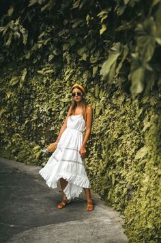 This is one of the cute vacation outfits ideal for an island trip. #summerdress #whitedress #sandals #strawbag Alexandra Pereira, Cute Vacation Outfits, Tropical Outfit, Summer Vacation Outfits, Resort Dresses, Warm Weather Outfits, Island Style, Mode Vintage