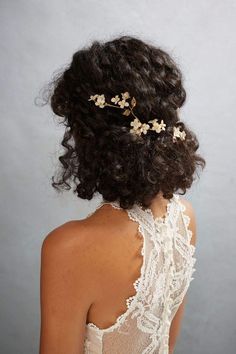 Hair Inspo For Curly Hair, Trailing Jasmine, Climbing Jasmine, Curly Bridal Hair, Vine Flowers, Jasmine Vine, Curly Wedding Hair, Healthier Hair, Penteado Cabelo Curto