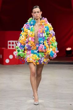 Impractical Fashion, Facekini Fashion, Weird Fashion Runway, Weird Clothes, Camp Fashion, Ugly Fashion, Disney Outfits Women, Outrageous Fashion, Bad Fashion