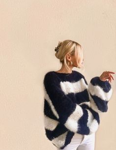 Lifesyle | streetlook | inspiration | 63K Striped Sweater Outfit, Name Sweater, Pull Mohair, Knit Sweater Outfit, Personalized Sweater, Skandinavian Fashion, Sweater Striped, Pullover Outfit, Autumn Fits