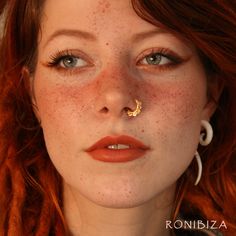 Beuatiful 18k gold nose ring. 20 Gauge - 0.8mm Inner diameter - 8mm This listing is for a SINGLE ring. Side Nose Piercing Aesthetic, Cool Nose Rings, Indian Nose Ring Hoop, Nose Piercing Inspo, Nostril Piercing Ring, Indian Nose Piercing, Nose Piercing Nostril, Infinite Money, Piercing Nostril